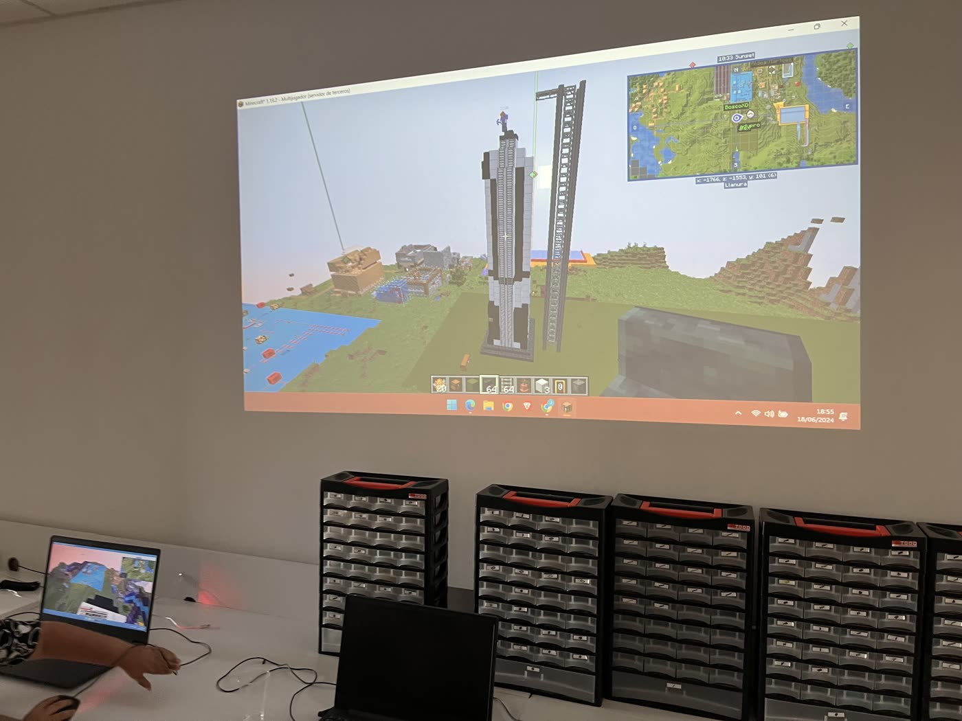 Nave espacial construida en Minecraft, proyectada en el aula