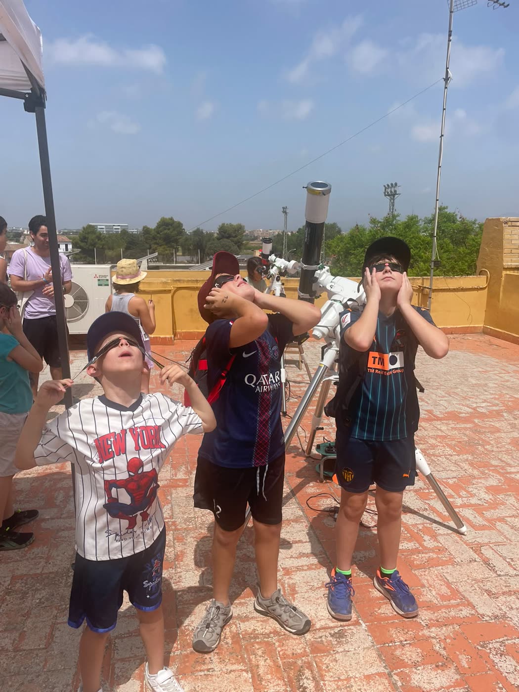Niños experimentando con energía solar en el aula
